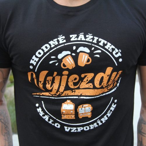 černé tričko s potiskem na přední straně hodně zážitků málo vzpomínek